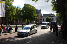 849654 Afbeelding van de rouwstoet op het Domplein te Utrecht tijdens de uitvaart van kardinaal Adrianus Johannes ...